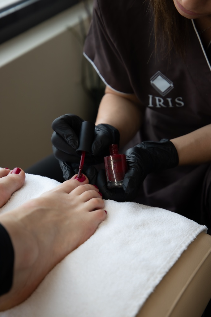 Pedicure estetica con smalto raffinato